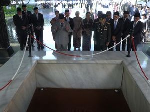 Hari Kesaktian Pancasila, Prabowo-Gibran Berdoa di Depan Sumur Lubang Buaya Hari Kesaktian Pancasila, Prabowo-Gibran Berdoa di Depan Sumur Lubang Buaya