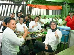 Potret Purbaya Makan Ayam Sambel Ijo di Warung Kaki Lima Usai Rapat
