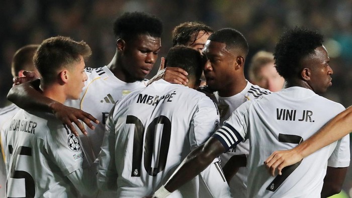 Soccer Football - UEFA Champions League - Kairat v Real Madrid - Central Stadium, Almaty, Kazakhstan - September 30, 2025 Real Madrids Kylian Mbappe celebrates scoring their first goal with teammates REUTERS/Pavel Mikheyev