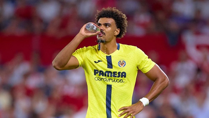 SEVILLE, SPAIN - SEPTEMBER 23: Renato Veiga of Villarreal CF drinks water during the LaLiga EA Sports match between Sevilla FC and Villarreal CF at Estadio Ramon Sanchez Pizjuan on September 23, 2025 in Seville, Spain. (Photo by Fran Santiago/Getty Images)