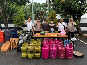 Polisi Gerebek Rumah Pengoplos LPG di Tangerang, 2 Orang Ditangkap Polisi Gerebek Rumah Pengoplos LPG di Tangerang, 2 Orang Ditangkap