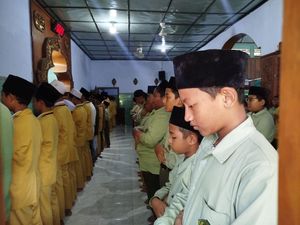 Ribuan Santri Ponpes Ponorogo Salat Gaib Korban Ponpes di Sidoarjo