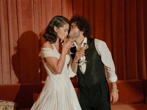 Rayakan Pernikahan, Selena Gomez & Benny Blanco Makan Kue Pengantin Tahun Lalu