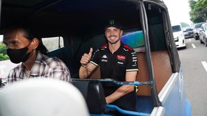 Seru! Duo Pembalap VR46 Racing Team Keliling Jakarta Naik Bajaj hingga MRT