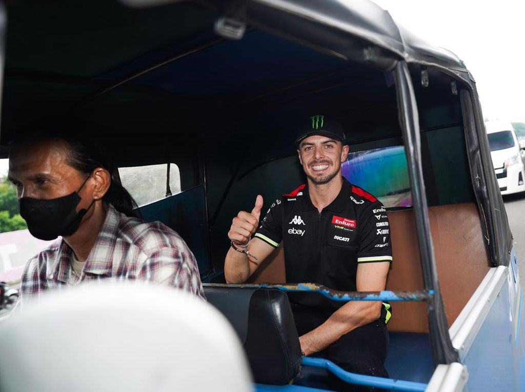Seru! Duo Pembalap VR46 Racing Team Keliling Jakarta Naik Bajaj hingga MRT Seru! Duo Pembalap VR46 Racing Team Keliling Jakarta Naik Bajaj hingga MRT