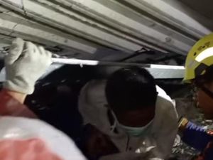 Operasi Amputasi Menegangkan di Tengah Reruntuhan Ponpes Rawan Ambruk