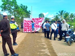 Warga Blokir Akses Pembuangan Limbah PT PRI, Tuntut Ganti Rugi Dipenuhi