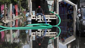 Warga Meksiko Berjuang Bersihkan Sisa Banjir Besar