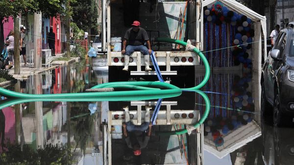 Warga Meksiko Berjuang Bersihkan Sisa Banjir Besar
