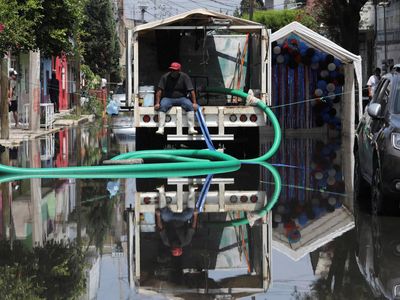 Warga Meksiko Berjuang Bersihkan Sisa Banjir Besar