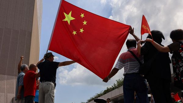 Warga Pro-Tiongkok Rayakan Hari Nasional ke-76 di Hong Kong