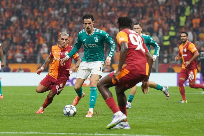 ISTANBUL, TURKEY - SEPTEMBER 30: Lucas Torreira (L) of Galatasaray and Curtis Jones  of Liverpool battle for the ball during the UEFA Champions League 2025/26 League Phase MD2 match between Galatasaray A.S. and Liverpool FC at Ali Sami Yen Spor Kompleksi on September 30, 2025 in Istanbul, Turkey. (Photo by Seskim Photo/MB Media/Getty Images)