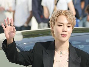 Gaya Shirtless Jimin BTS di Paris Fashion Week, Perdana Setelah Wamil Gaya Shirtless Jimin BTS di Paris Fashion Week, Perdana Setelah Wamil