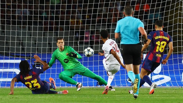 Soccer Football - UEFA Champions League - FC Barcelona v Paris St Germain - Estadi Olimpic Lluis Companys, Barcelona, Spain - October 1, 2025 Paris St Germains Senny Mayulu scores their first goal REUTERS/Albert Gea