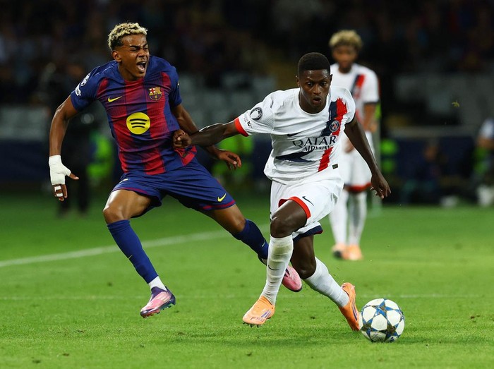 Soccer Football - UEFA Champions League - FC Barcelona v Paris St Germain - Estadi Olimpic Lluis Companys, Barcelona, Spain - October 1, 2025 FC Barcelonas Lamine Yamal reacts as he is fouled by Paris St Germains Nuno Mendes REUTERS/Albert Gea