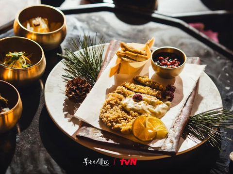 Meskipun Bon Appetit, Your Majesty merupakan drama Korea dengan unsur sejarah, kamu juga akan disuguhkan dengan nuansa kuliner yang kental.