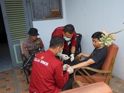 Brimob Polda Jatim Beri Layanan Kesehatan Gratis di Ponpes Al Khoziny