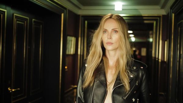 Foto: Charlize Theron Pakai Celana Pendek & Tanpa Atasan di Fashion Show Dior