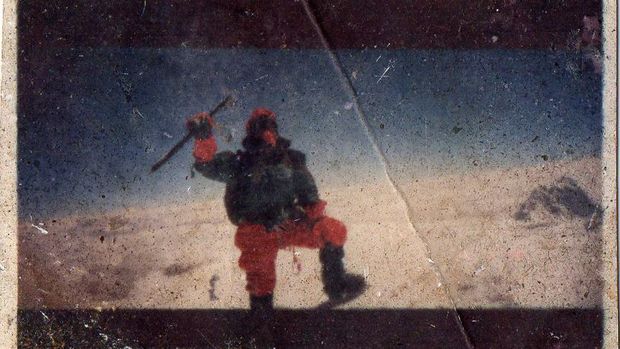 Clara Sumarwati, pendaki legendaris asal Yogyakarta saat di Gunung Everest pada 26 September 1996. (Dok. Istimewa)