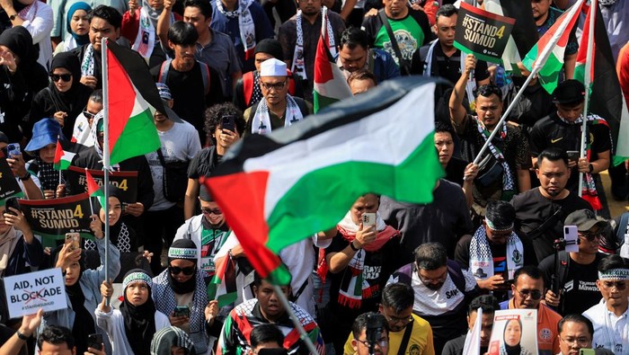 Pro-Palestinian demonstrators wave Palestinian flags as they march towards the United States Embassy to condemn the Israeli forces interception of the vessels of the Global Sumud Flotilla aiming to reach Gaza and break Israels naval blockade, in Kuala Lumpur, Malaysia October 2, 2025. REUTERS/Hasnoor Hussain
