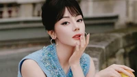 7 Gaya Dilraba Dilmurat di Fashion Show Dior, Cantik Nggak Ada Obat