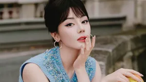 7 Gaya Dilraba Dilmurat di Fashion Show Dior, Cantik Nggak Ada Obat