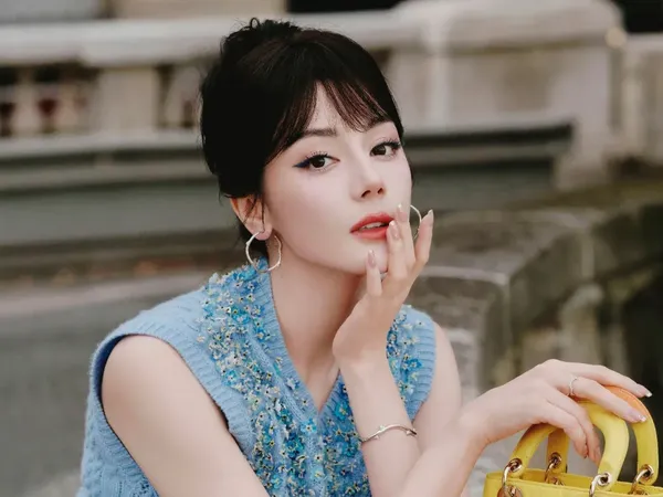 7 Gaya Dilraba Dilmurat di Fashion Show Dior, Cantik Nggak Ada Obat