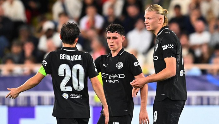 Soccer Football - UEFA Champions League - AS Monaco v Manchester City - Stade Louis II, Monaco - October 1, 2025 Manchester Citys Erling Haaland celebrates scoring their second goal with Phil Foden and Bernardo Silva REUTERS/Alexandre Dimou