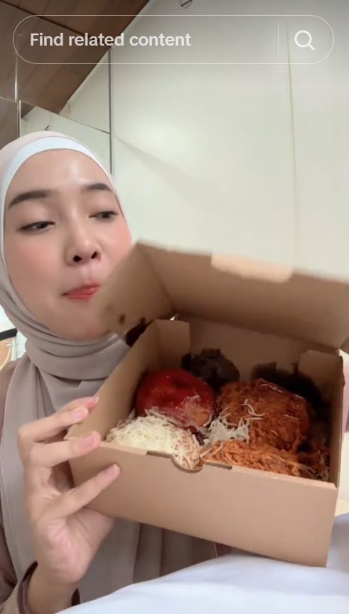 Fitri Tropica cicip donat Pinkan Mambo.