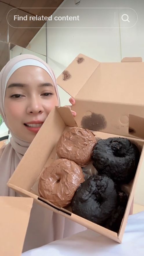 Fitri Tropica cicip donat Pinkan Mambo.