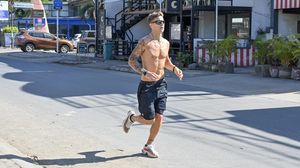 Gaya Fabio Quartararo Telanjang Dada Lari Pagi di Mandalika