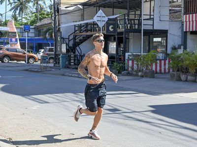 Gaya Fabio Quartararo Telanjang Dada Lari Pagi di Mandalika