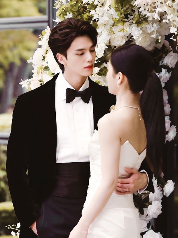 Gaya foto prewedding berfoto sembari pinggang dirangkul /Foto: My Demon Netflix
