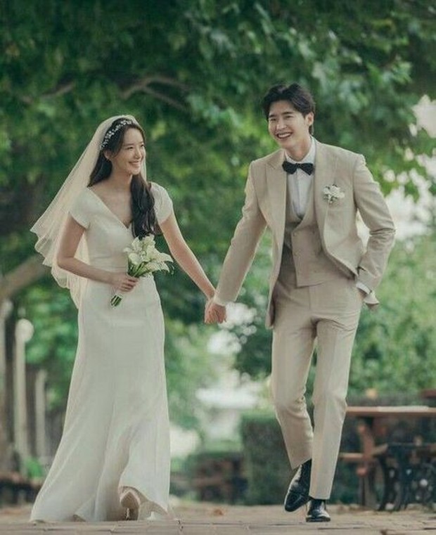Gaya foto prewedding berjalan santai sambil bergandengan/Foto: Big Mouth MBC