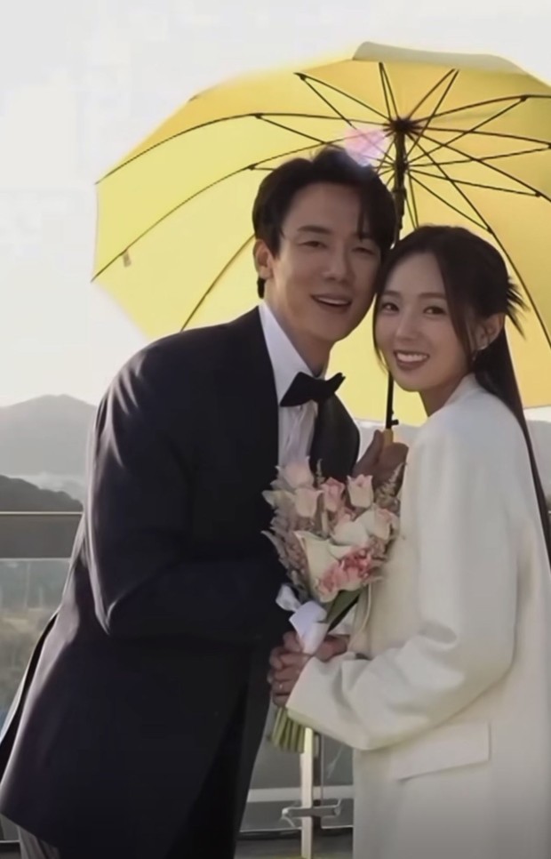Gaya foto prewedding berpose dengan payung/Foto: When The Phone Rings MBC