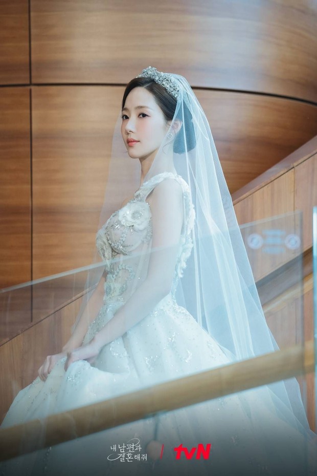 Gaya foto prewedding berpose menuruni tangga/Foto: Marry My Husband tvN