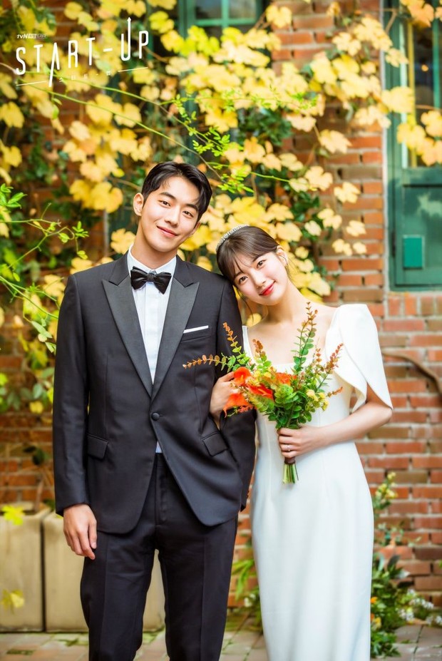 Gaya foto prewedding bersandar di pundak/Foto: Start-Up Studio Dragon