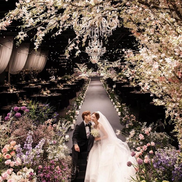 Gaya foto prewedding ciuman manis yang jelas /Foto:  Instagram @se7enofficial dan @leedahey4eva