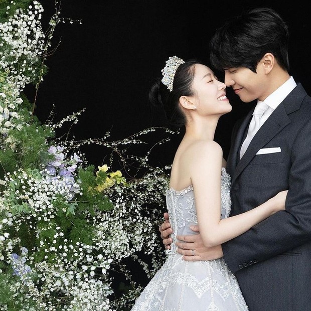 Gaya foto prewedding hidung bersentuhan/Foto: Instagram: @xx__dain