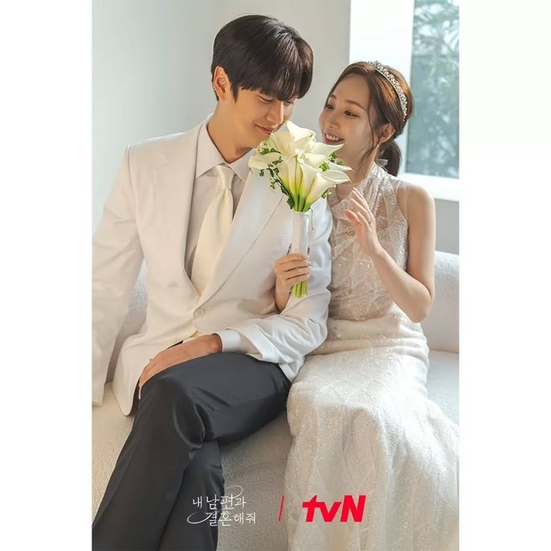 Gaya foto prewedding Look Down pada Buket Bunga/Foto: Marry My Husband tvN