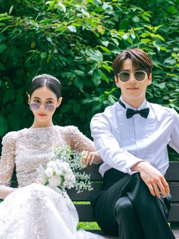 Gaya foto prewedding menggunakan aksesori lucu /Foto: The Impossible Heir Disney+