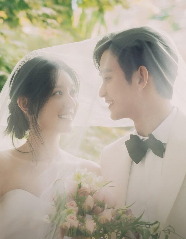 Gaya foto prewedding siluet pasangan dalam tudung/Foto: Queen of Tear tvN