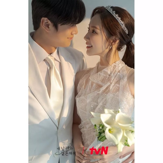 Gaya foto prewedding Tatapan Mata Penuh Kehangatan/Foto: Marry My Husband tvN