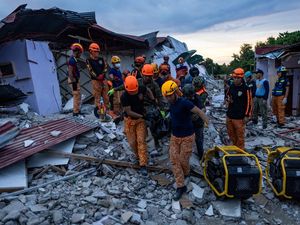 Gempa Filipina Tewaskan 72 Orang, Pencarian Korban Terus Berlanjut Gempa Filipina Tewaskan 72 Orang, Pencarian Korban Terus Berlanjut