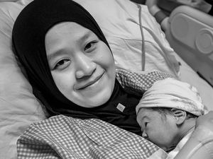 Video: Selamat! Bintang Emon dan Istri Resmi Jadi Orang Tua Video: Selamat! Bintang Emon dan Istri Resmi Jadi Orang Tua