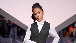 Gaya Jisoo BLACKPINK Tuai Pro Kontra Disebut Bak Waiter di Paris Fashion Week