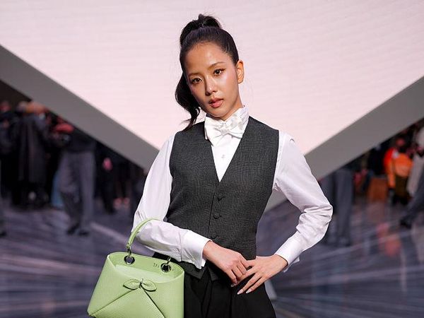 Gaya Jisoo BLACKPINK Tuai Pro Kontra Disebut Bak Waiter di Paris Fashion Week