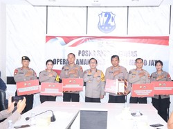 Kabid Humas Polda Metro Berikan Penghargaan Personel Berprestasi