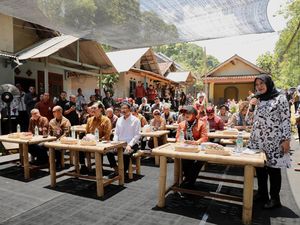 Luhut hingga Gus Ipul Tinjau Uji Coba Digitalisasi Bansos di Banyuwangi Luhut hingga Gus Ipul Tinjau Uji Coba Digitalisasi Bansos di Banyuwangi