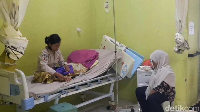 Korban keracunan massal di Tasikmalaya.